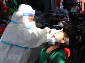 Image: HCMC residents buying cough, fever medicines have to declare health status