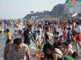 Image: Huge influx of visitors leads Ba Ria-Vung Tau to suspend nonessential services