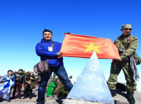 Image: Making of a monument creator of Fansipan s stainless steel peak revisits mountain summit