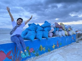 Image: Woman collects garbage in 39 out of Vietnam's 63 provinces