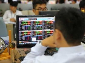 Image: Main index sets new record as bank, steel stocks fly high