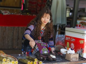 Image: Mông woman catches attention with photo in traditional clothes
