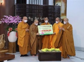 Image: HCMC monks Buddhists raise VND 1 billion for Covid hit India