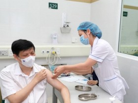 Image: Health Minister gets AstraZeneca COVID-19 vaccine shot