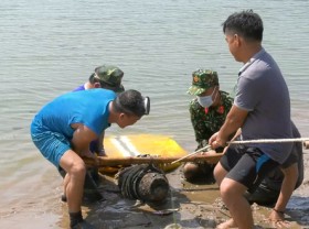 Image: Heavyweight bomb pulled from river in Vietnam's Quang Tri Province