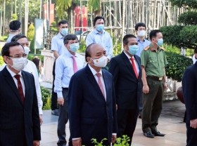 Image: Incense offering in tribute to President Ho Chi Minh, martyrs