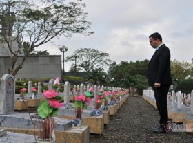 Image: Israeli Ambassador's emotional visit at Road 9 Martyr Cemetery