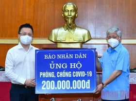 Image: Nhan Dan Newspaper donates VND200 million to Covid-19 fight