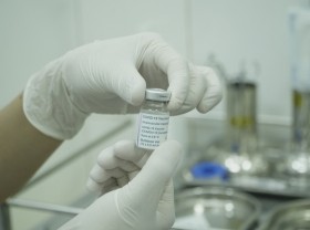 Image: Nurse put on ventilator post-coronavirus vaccination in Vietnam