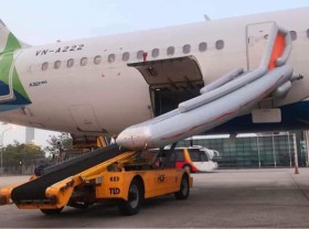 Image: Passenger randomly opens plane emergency exit, causes delay to series of flights in Hanoi