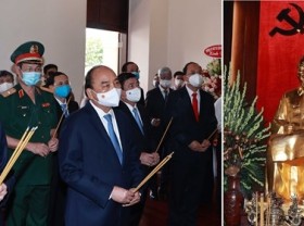 Image: State President offers incense in commemoration of President Ho Chi Minh