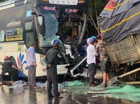 Image: Truck driver dead after head-on collision with sleeper bus in southern Vietnam