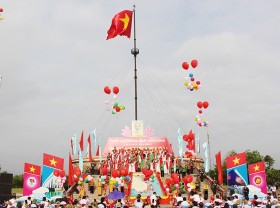 Image: Vietnam News Today May 1 Quang Tri Flag raising ceremony held to mark Reunification Day