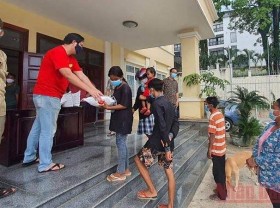 Image: Vietnam provides aid to people affected by COVID-19 in Cambodia