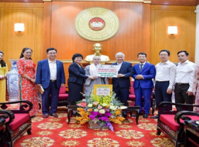 Image: Vietnamese Buddhists in Korea encourage Covid 19 prevention forces at southwest border