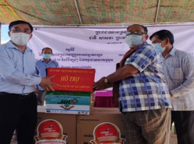 Image: Vietnamese in Cambodia support pandemic fight