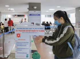 Image: Vietnamese university provides cash for students to pay for Internet after shift to remote learning