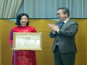 Image: Vietnamese woman honored by Japan for contribution in Ehon comic and reading culture