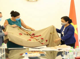 Image: VUFO president presents scarves to international art project
