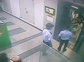 Image: Woman fined for not wearing face mask while using apartment elevator in Ho Chi Minh City