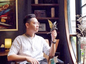 Image: Young Vietnamese man infatuated with Origami
