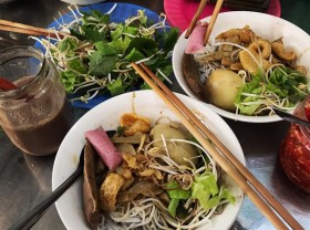 Image: Rotten crab vermicelli “eating and covering the nose” challenge diners in Gia Lai