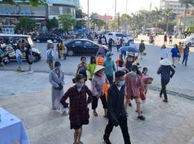 Image: Sam Son “reverses”: Tourists flocked in, the ken-beach was packed with people