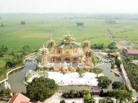 Image: Satisfied with the “golden” pagoda right near Hanoi