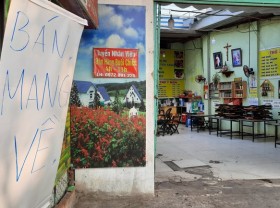 Image: Sidewalk food stalls in HCMC banned from offering on-site services
