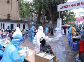 Image: Single-day spike in Covid-19 cases hits new record