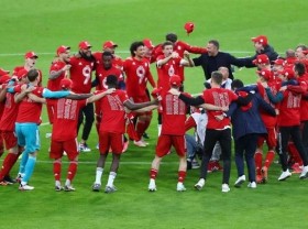 Image: Football: Bayern celebrate title win by demolishing Gladbach