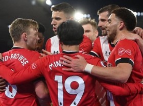 Image: Football: Leicester held by 10-man Southampton
