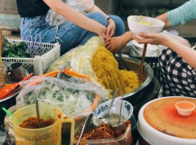 Image: Stir-fried turmeric vermicelli, a specialty of Hue