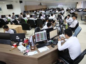 Image: Stocks retreat on strong sell-off pressure