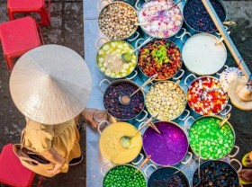 Image: 24 dishes “colorful” Sweet Soup shop, selling 400 cups every night in Hue