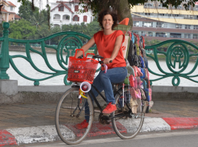 Image: Belgian woman in Vietnam Pick up lost sandal on roads