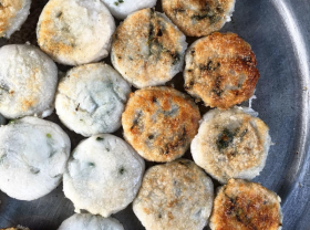Image: Five special and delicious Chinese snacks you can try in a market in Saigon