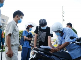 Image: Da Nang fines maskless people
