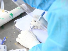 Image: Four local residents among 14 new COVID-19 cases in Vietnam