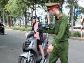 Image: Hanoi police impose $129,700 fines on maskless people since beginning of May