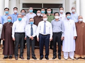 Image: President receives religious dignitaries in Hoc Mon district