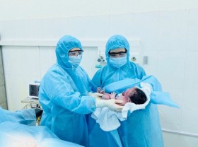 Image: Vietnamese baby born in quarantine center