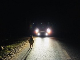 Image: Vietnamese man hailed for helping lost child get home at midnight