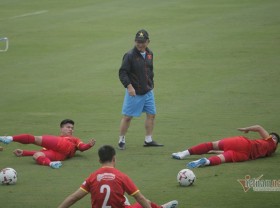 Image: VN football players practice at noon to get used to harsh weather in the UAE