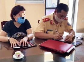Image: Woman fined for reversing car on expressway in Vietnam