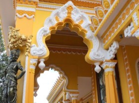 Image: Visit Tay An Co Tu Temple of Sam mountain to admire the unique ancient architecture