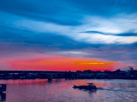 Image: Watch the sunset on the banks of the Hau River, enjoy the dish priced ‘tens of million’