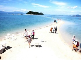 Image: To reach this islet you have to travel on an underwater path