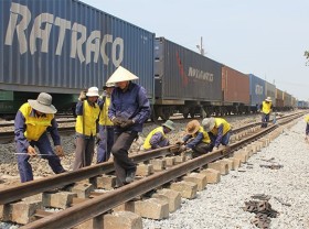 Image: Transport Ministry signs VND2,821 billion railway maintenance contract