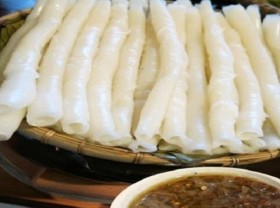 Image: "Banh gat gu" (Nodding rolls) in Quang Ninh